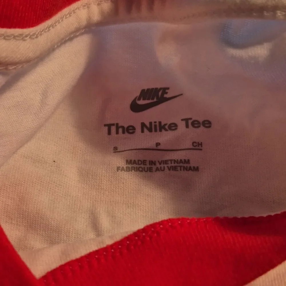 Nike Women's SMALL Logo Hearts Ringer T-Shirt - NEW